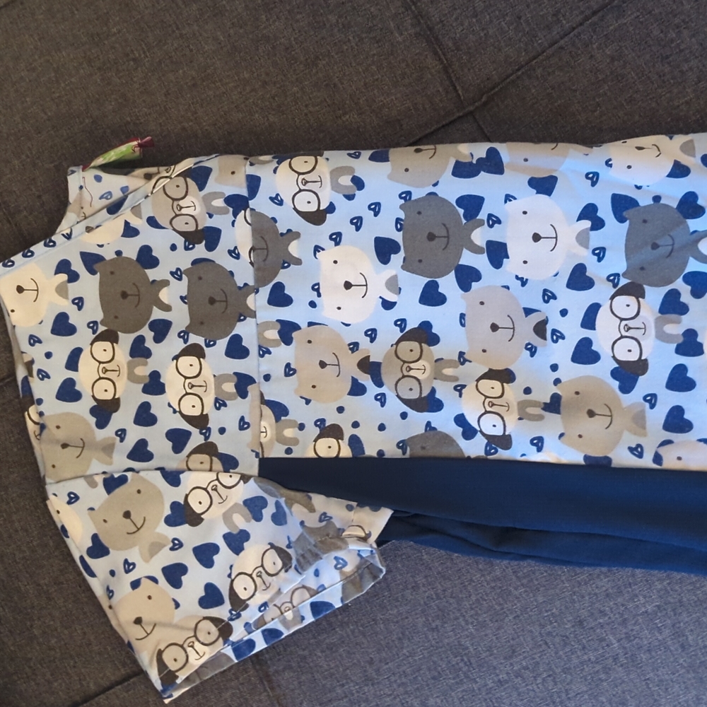 Divine Scrubs Dog Pattern Scrub Top M